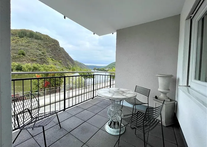 Moselufer, Aussicht Auf Burg Und Mosel, Barrierefrei , Balkon コッヘム