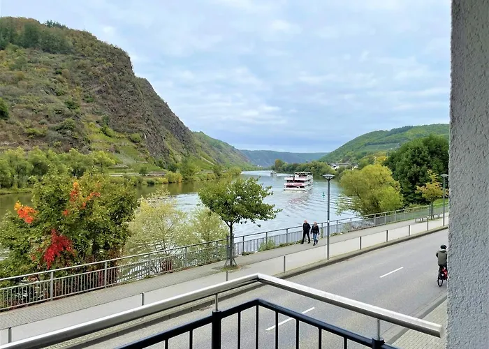 Moselufer, Aussicht Auf Burg Und Mosel, Barrierefrei , Balkon コッヘム